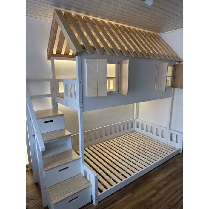 Spielbett mit Treppe und Spielplatz aus Massivholz für moderne Kinderzimmer
